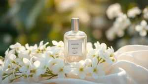 Appliquer le parfum White musk sur une peau douce entourée de fleurs blanches épanouies.
