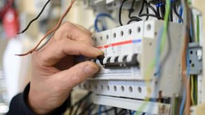 sicherungen-reichen-nicht-aus-um-einen-brand-durch-fehlerlichtboegen-zu-verhindern-in-neubauten-aus-holz-muessen-daher-kuenftig-brandschutzschalter-eingebaut-werden-foto-britta-pedersendpa