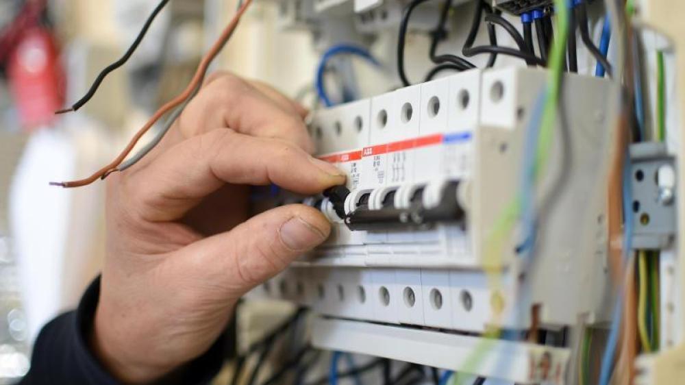 sicherungen-reichen-nicht-aus-um-einen-brand-durch-fehlerlichtboegen-zu-verhindern-in-neubauten-aus-holz-muessen-daher-kuenftig-brandschutzschalter-eingebaut-werden-foto-britta-pedersendpa